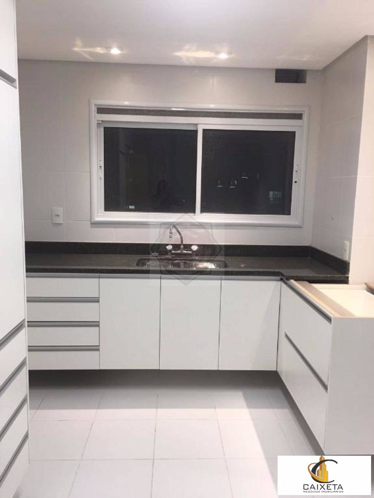 Apartamento à venda com 3 quartos, 270m² - Foto 4